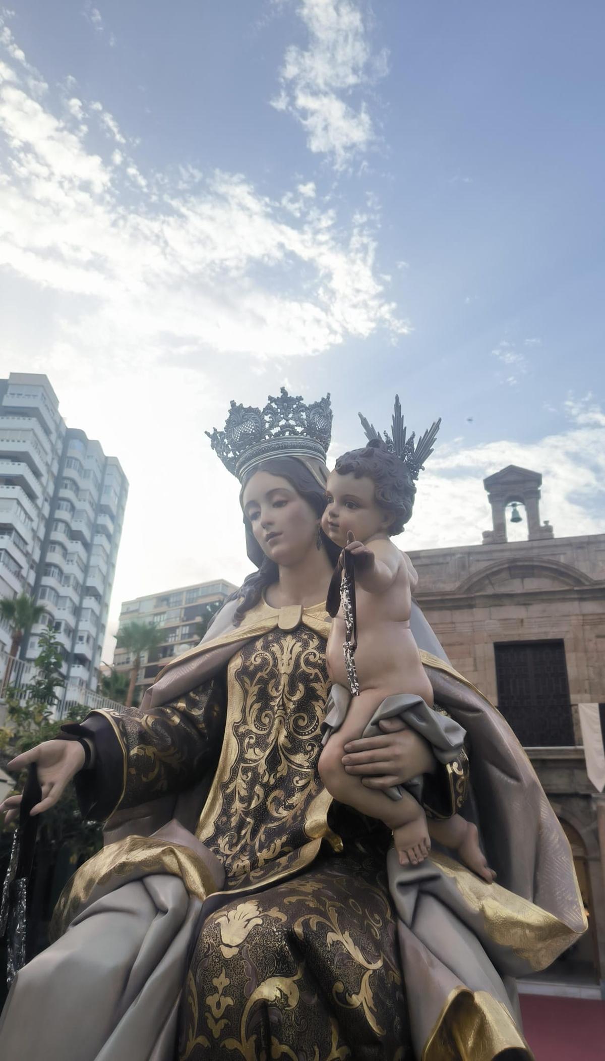 La Virgen del Carmen del Puerto de Málaga, obra de Juan Vega, en la mañana de este 16 de julio para celebrar su festividad.