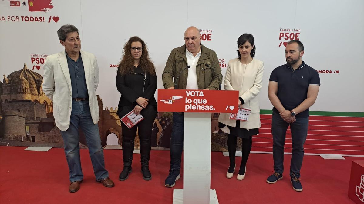 Candidatos del PSOE en Roales del Pan presentan su programa electoral para el municipio.