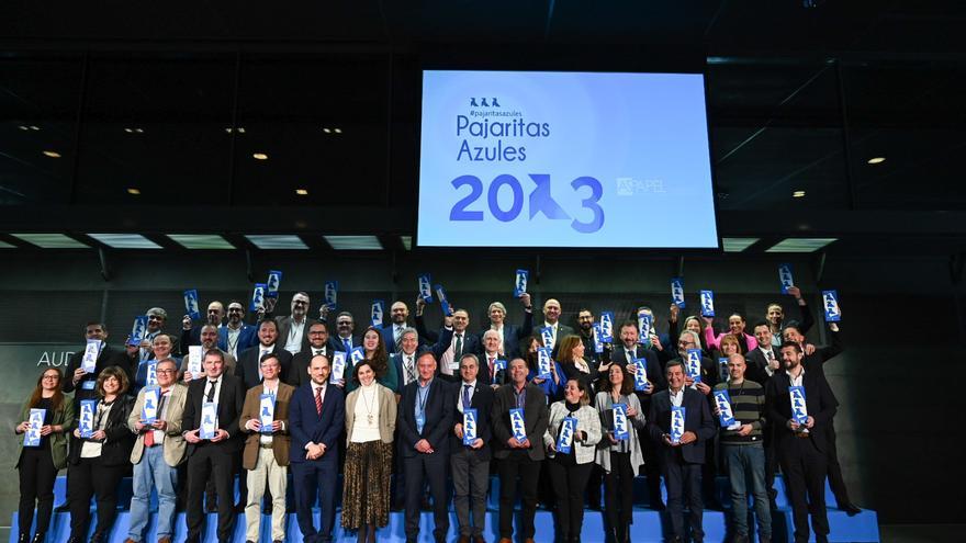 Cáceres recibe tres pajaritas azules