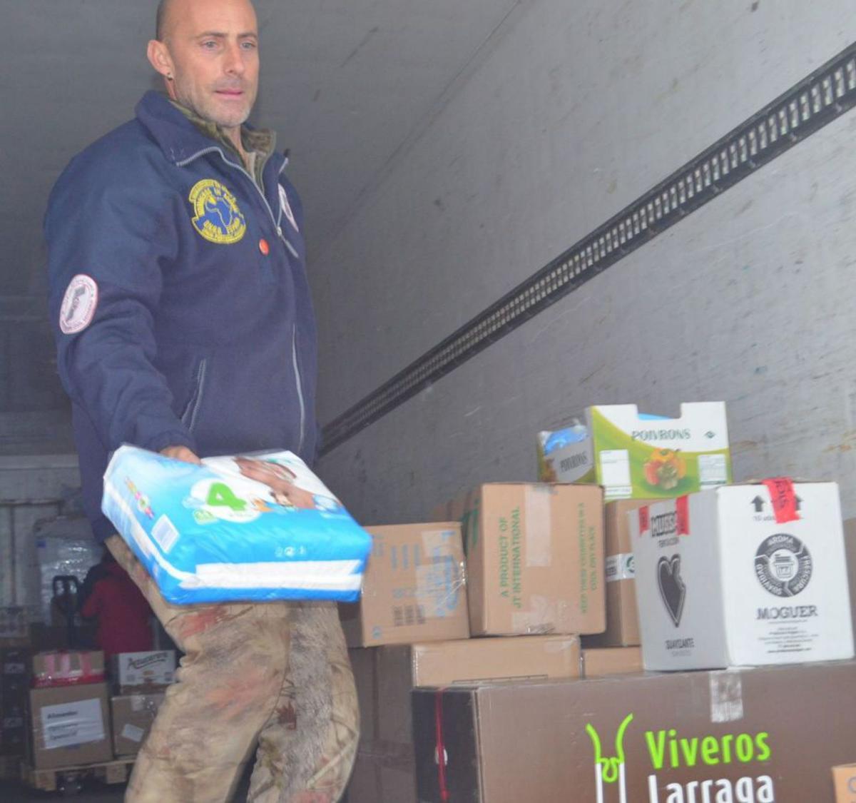 Javier Bodego carga productos con destino a Ucrania. | Eva Ponte