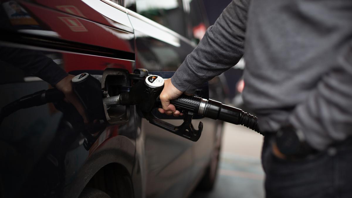 Un hombre reposta gasolina en una gasolinera de Barcelona