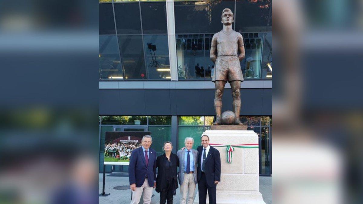 Pau Vilanova, Alícia Kocsis, Ramon Alfonseda y Sándor Kocsis, este sábado delante de la estatua que el ayuntamiento de Budapest ha inaugurado en honor al internacional húngaro y azulgrana Sándor Kocsis