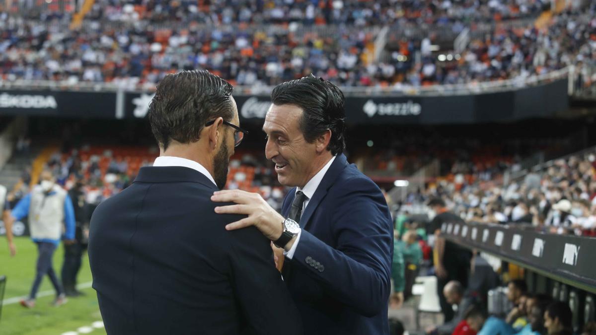Bordalás y Emery se saludan en el partido de Mestalla