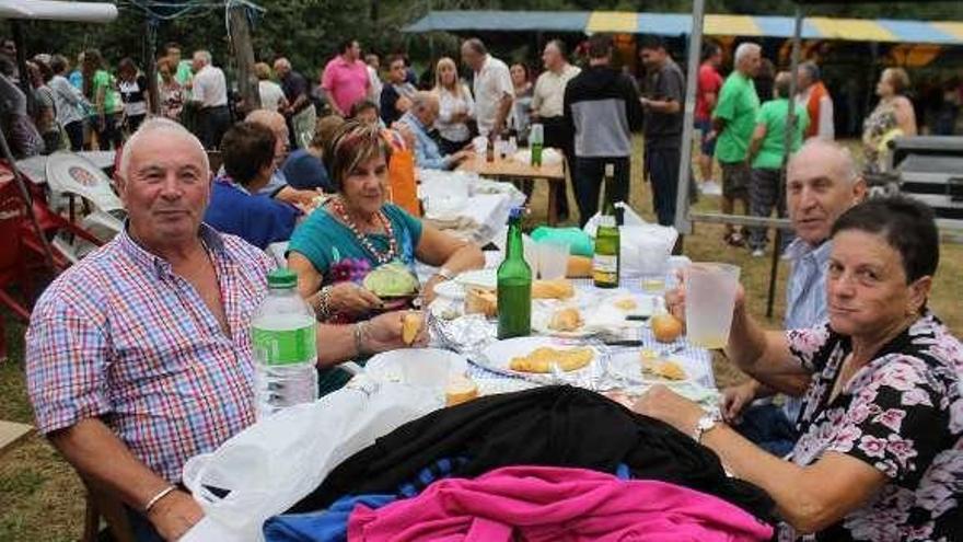 Ramón Villarino, Geli Flórez, José Luis Lafuente y Regina González, que brinda por las fiestas de Villanueva.