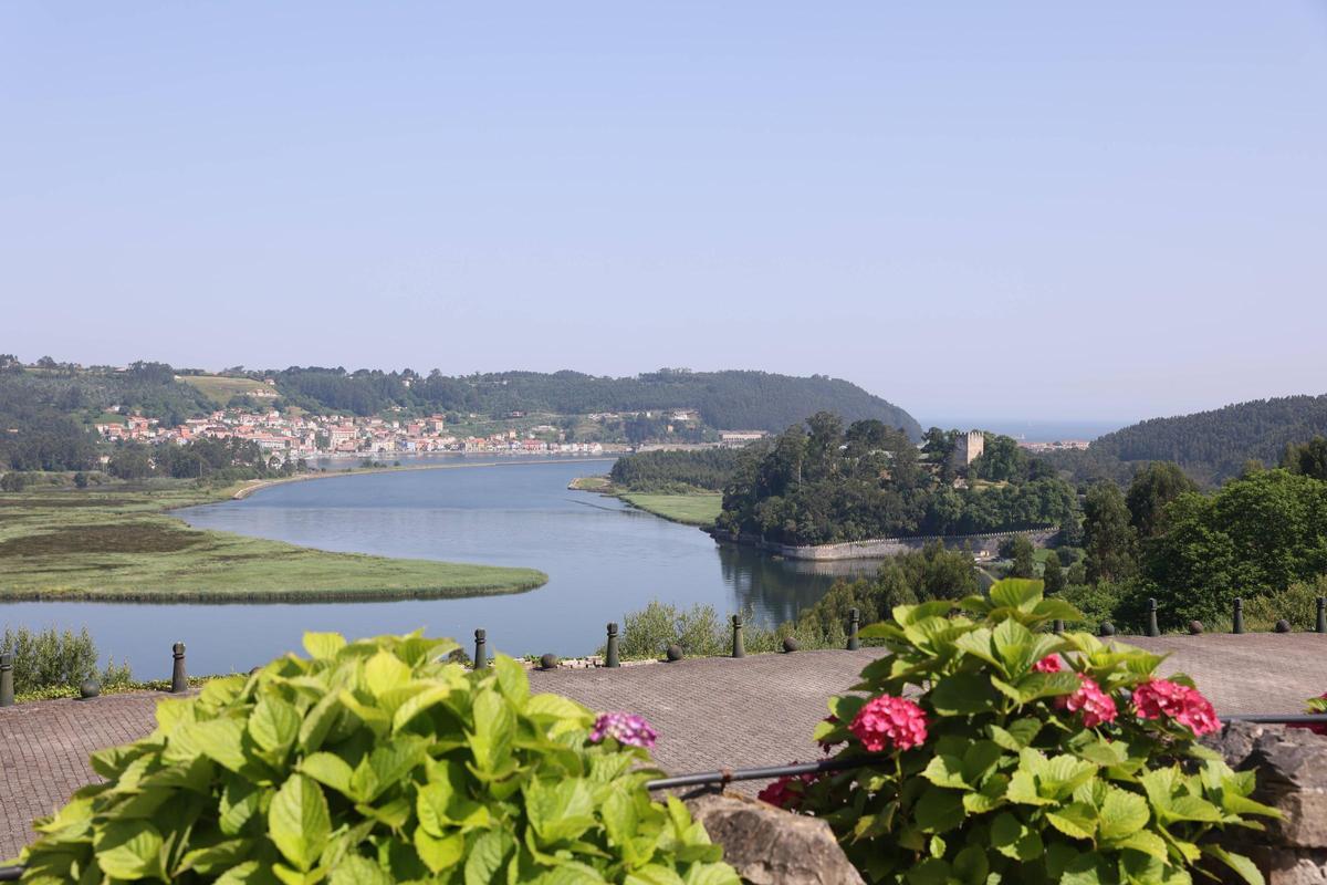 La desembocadura del Nalón vista desde el palacio de La Magdalena, en Soto: a la izquierda, San Esteban; a la derecha, El Castillo.