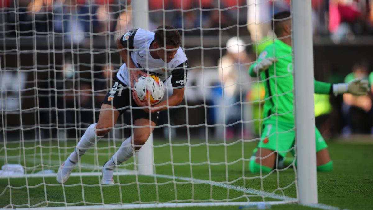 Valejo recoge el balón tras el 1-2 del Valencia