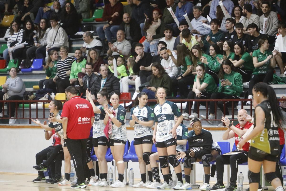 Las jugadoras de banquillo del Atticgo Elche observan el partido