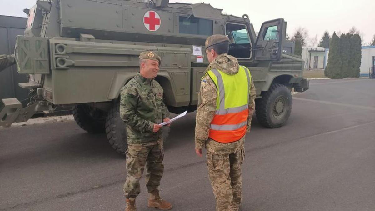 29 de marzo de 2022. Un militar español entrega a uno ucraniano una ambulancia del Ejército en Polonia.