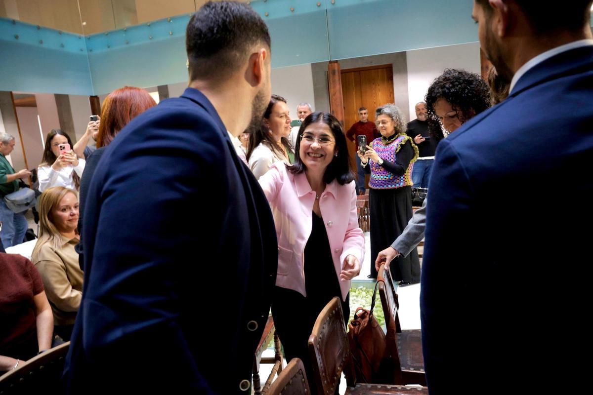 La alcaldesa, Carolina Darias, saluda a los nuevos funcionarios durante el acto de toma de posesión.