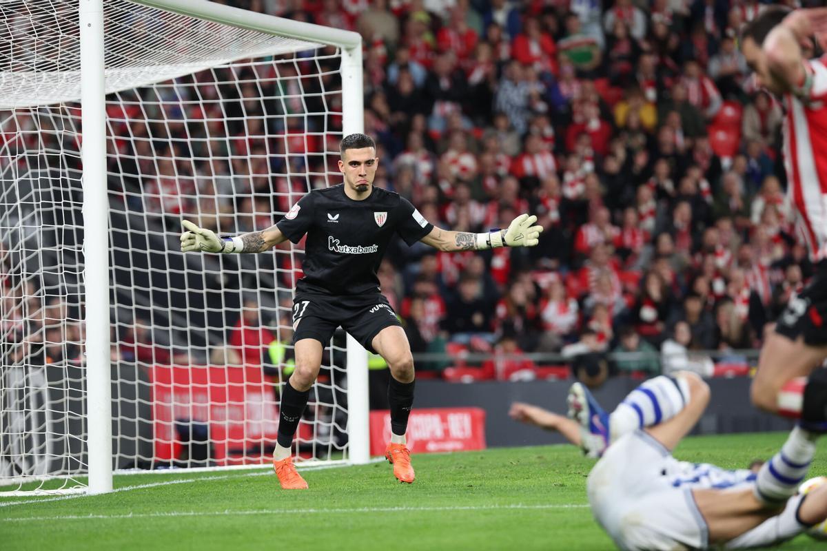 Álex Padilla, durante el partido de ida de la semifinales de la Copa del Rey que Athletic Club y Real Sociedad disputaron el miércoles