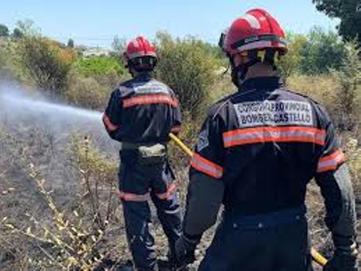 Efectivops del Consorcio Provincial de Bomberos, en plena actuación.