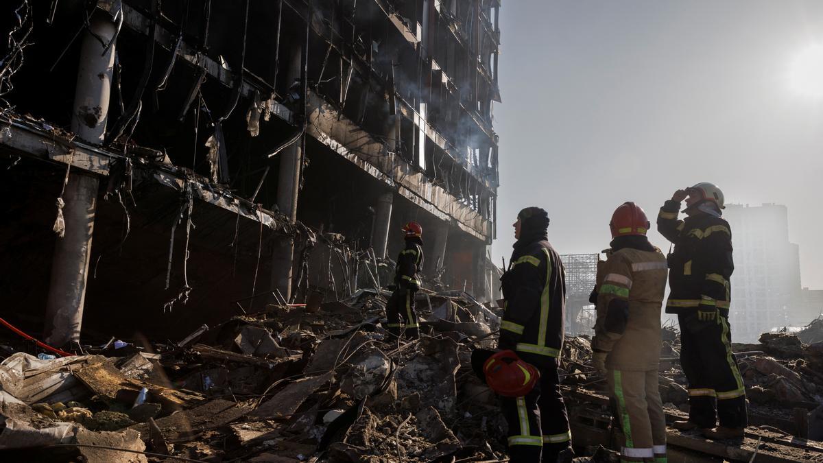 Los escombros del destruido centro comercial Retroville.