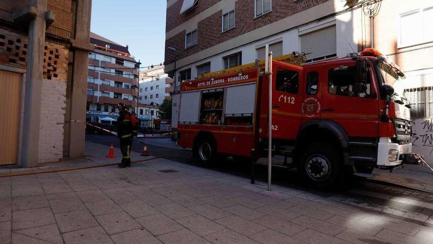 Los bomberos intervienen en un local en San Esteban