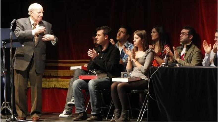 Juan Alfonso Gil-Albors, galardonado por su trayectoria, junto a algunos de los premiados, en el Teatro Rialto de Valencia.