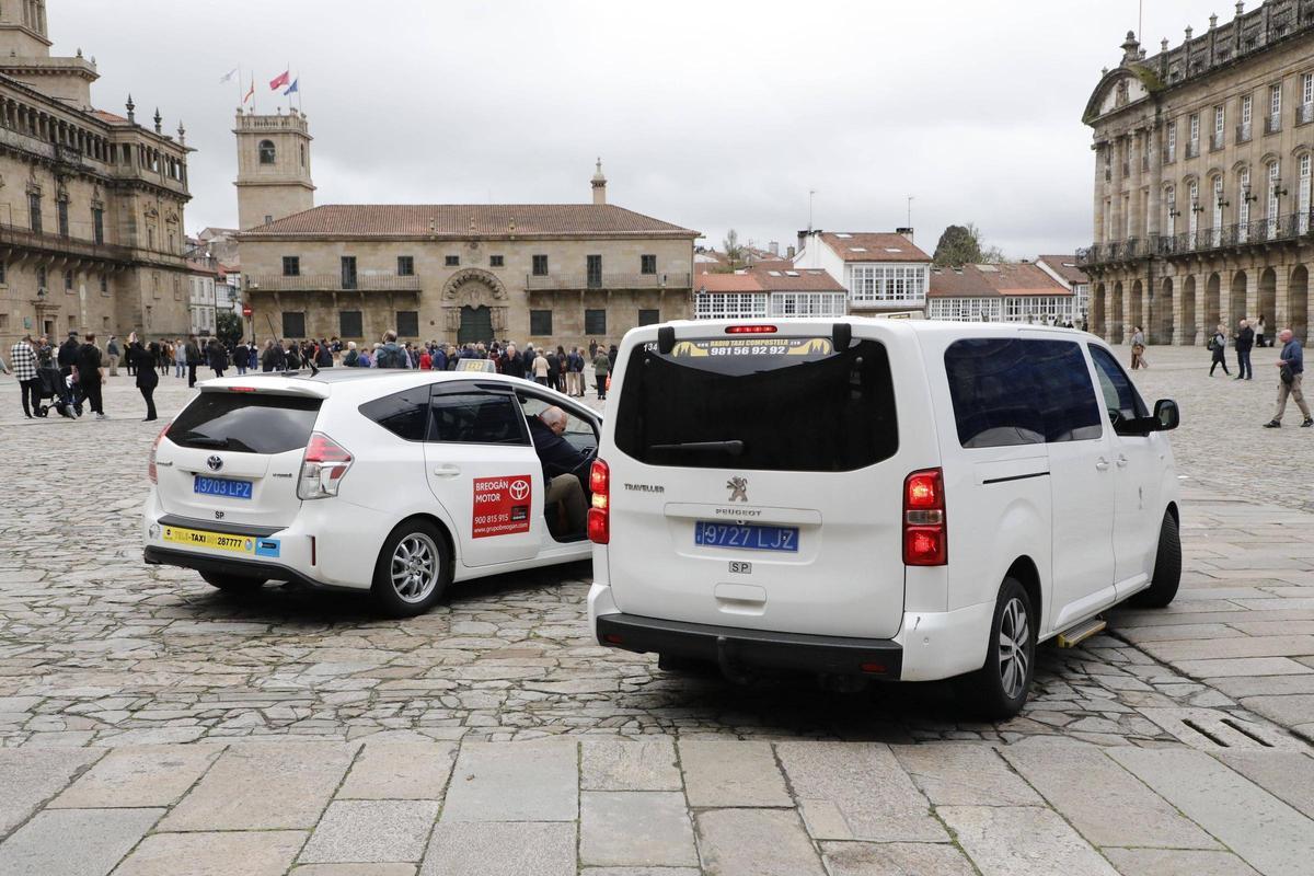 Dos taxis recogen viajeros en la Praza do Obradoiro, en Santiago