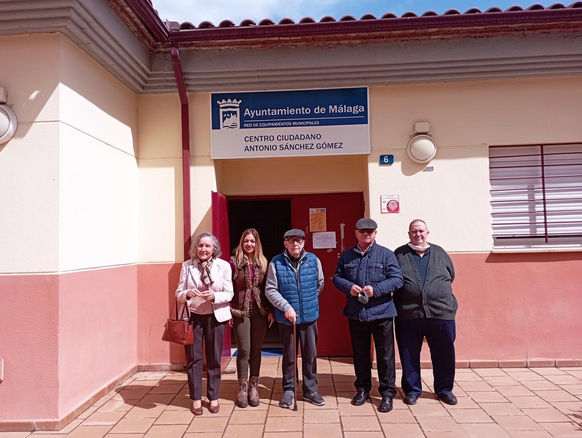 Miembros de Adein, con Cristina Martín, hace unos días en el Centro Ciudadano Antonio Sánchez Gómez de Nueva Málaga.