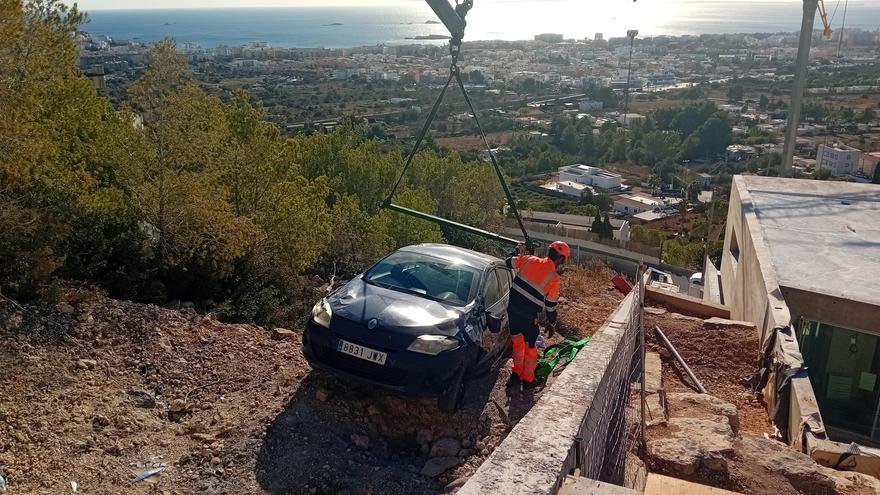 Se le olvida poner el freno de mano y el coche se despeña desde un mirador de Ibiza