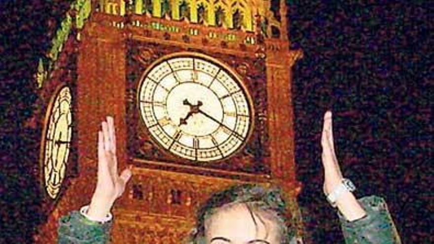 Pablo Romero sostiene a su sobrina Beatriz en una divertida imagen tomada delante del Big Ben, en la capital británica.