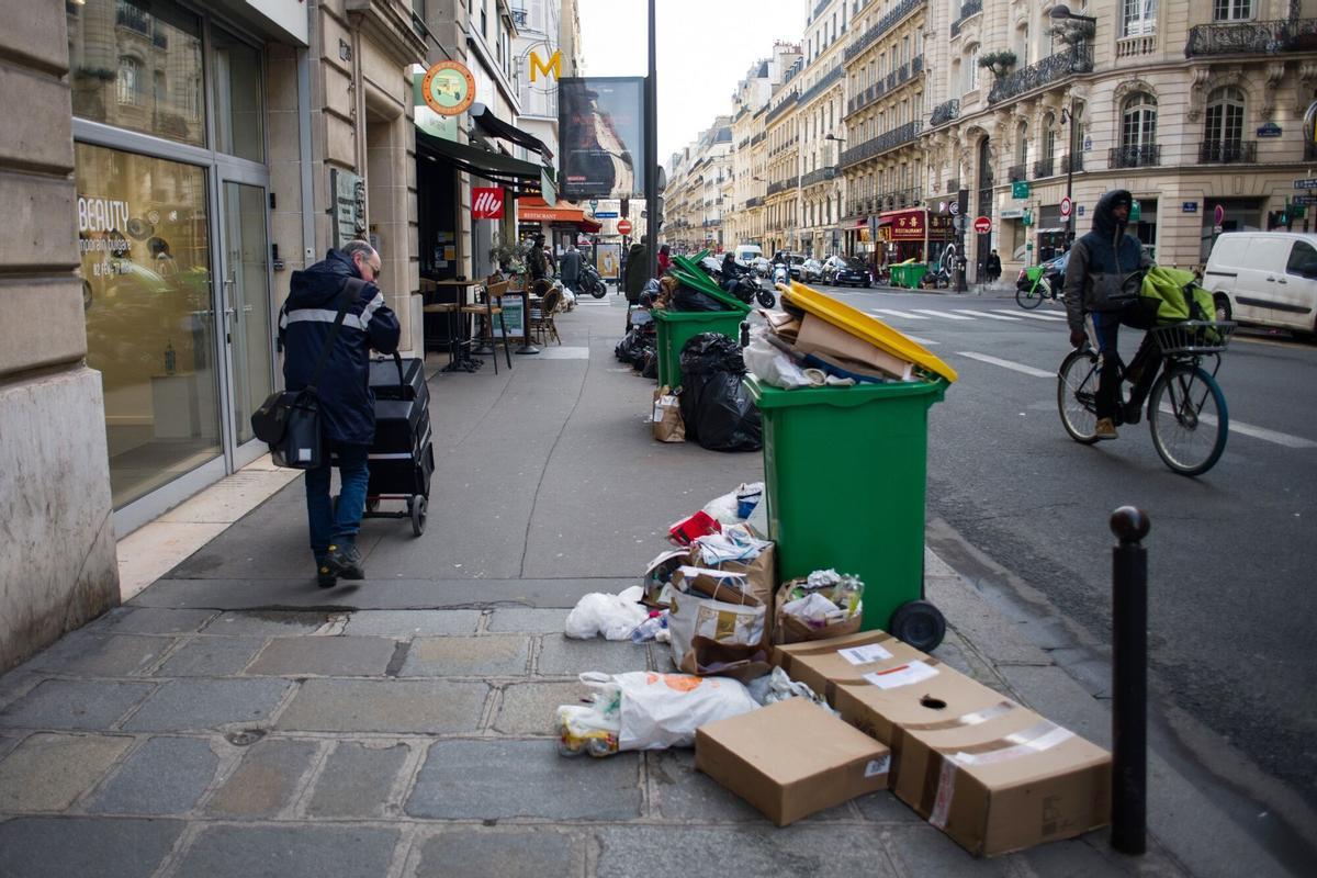 La basura se acumula en las calles de París mientras continúan las huelgas por las pensiones