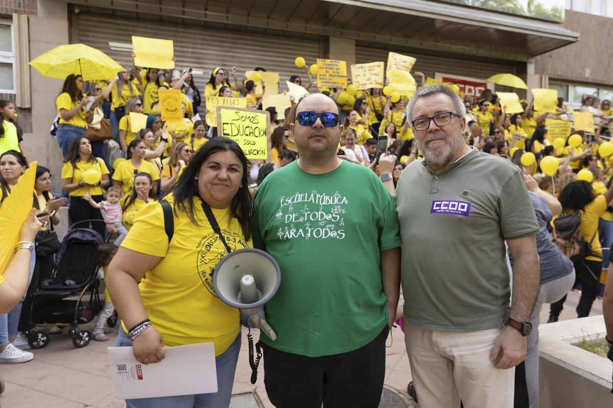 El secretario de Educación del PSRM-PSOE, Antonio José Candel (en el centro), durante la protesta frente a la Consejería