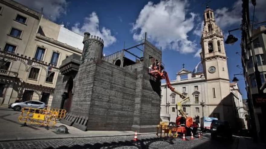 Los operarios municipales culminando el montaje del castillo de Fiestas.