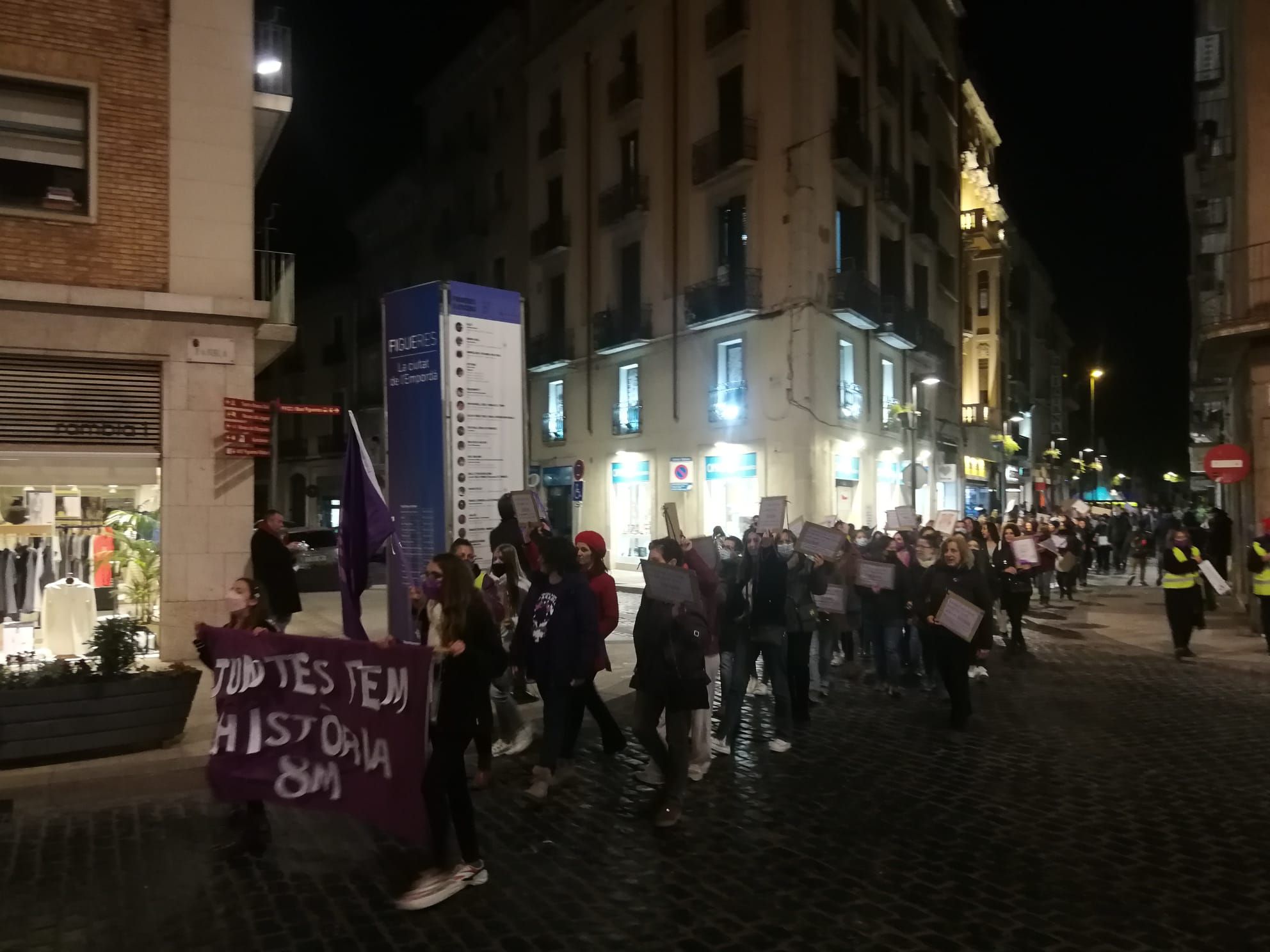 Tots els participants de la cadena es van desplaçar en una manifestació fins la Rambla