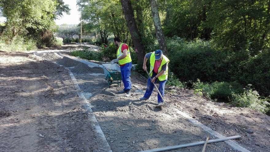 Unos operarios trabajan en las obras del nuevo tramo del paseo del río Maceiras, el pasado mes. // FdV