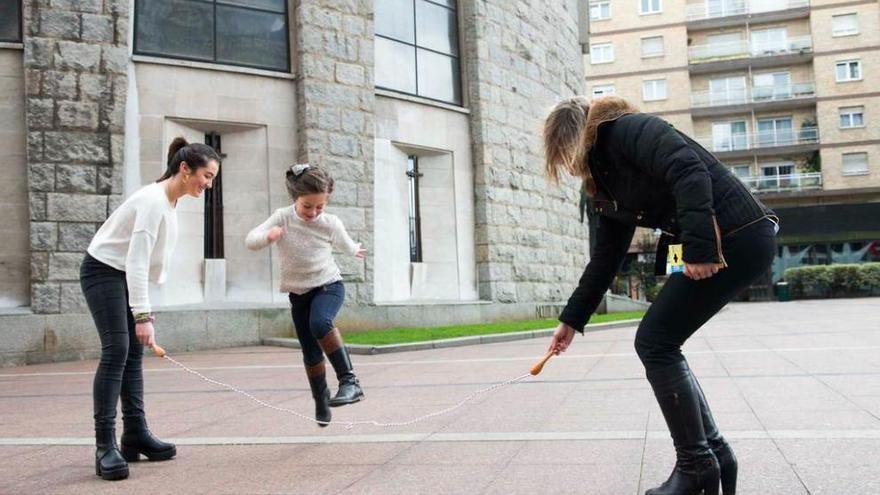 Covadonga Fernández-Tresguerres e Isabel Huergo juegan a la comba con Eva Rodríguez en la plaza de la Gesta. maría gómez