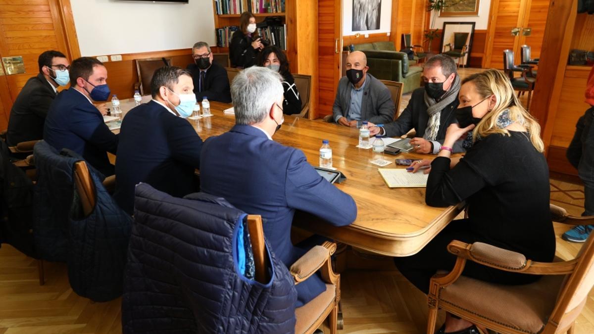 La consejera de Economía, Marta Gastón, este martes con representantes de Enagás y Genia.
