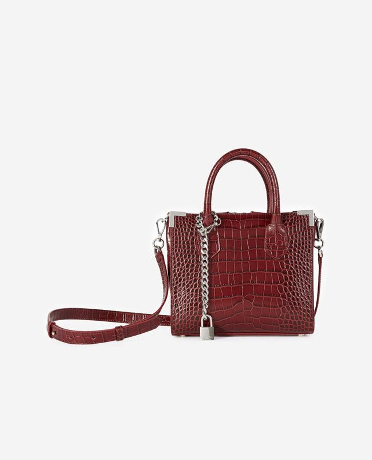 Bolso rojo efecto caimán, de The Kooples