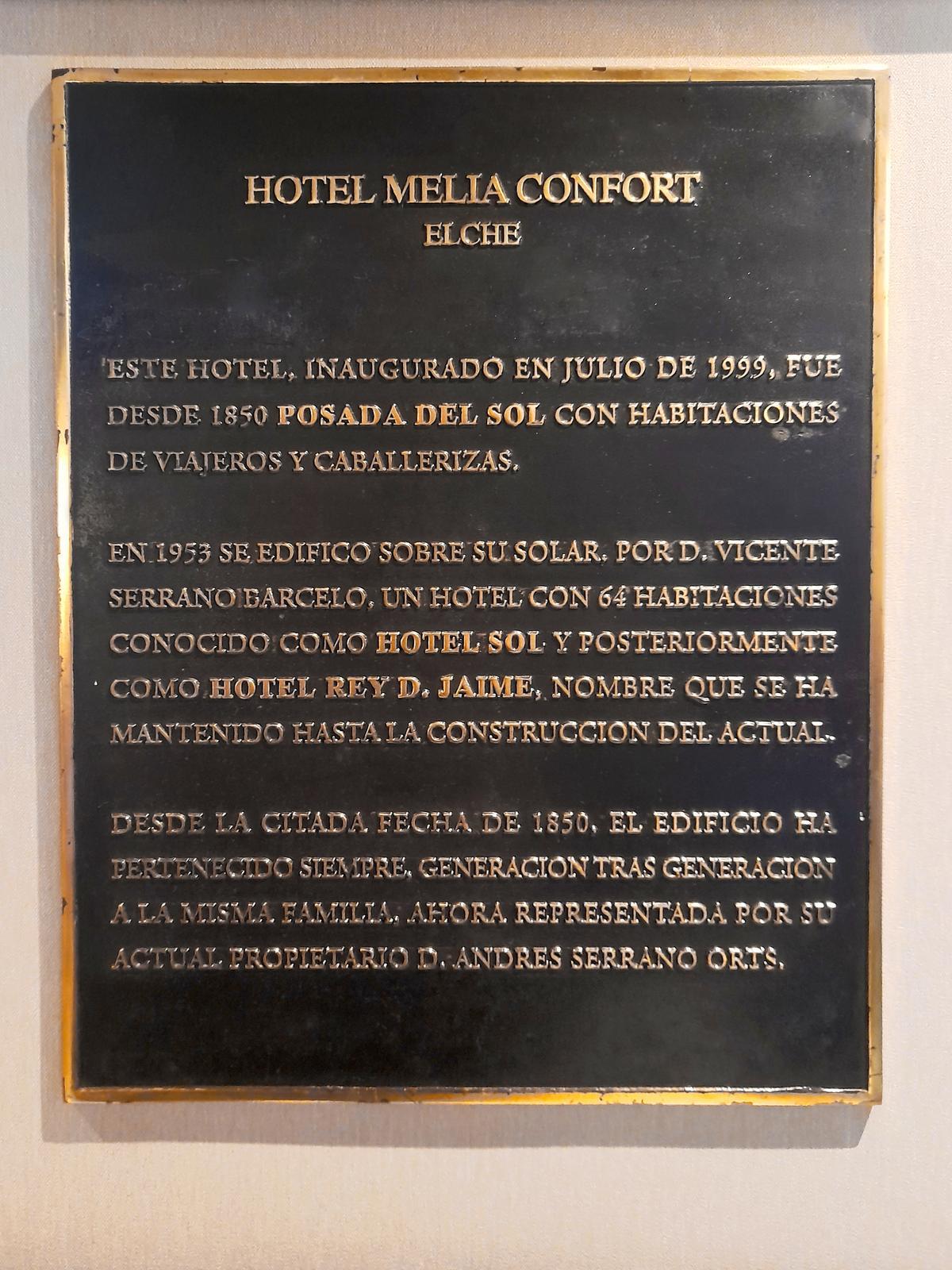 Placa con la historia del hotel que se encuentra en el hall del mismo.