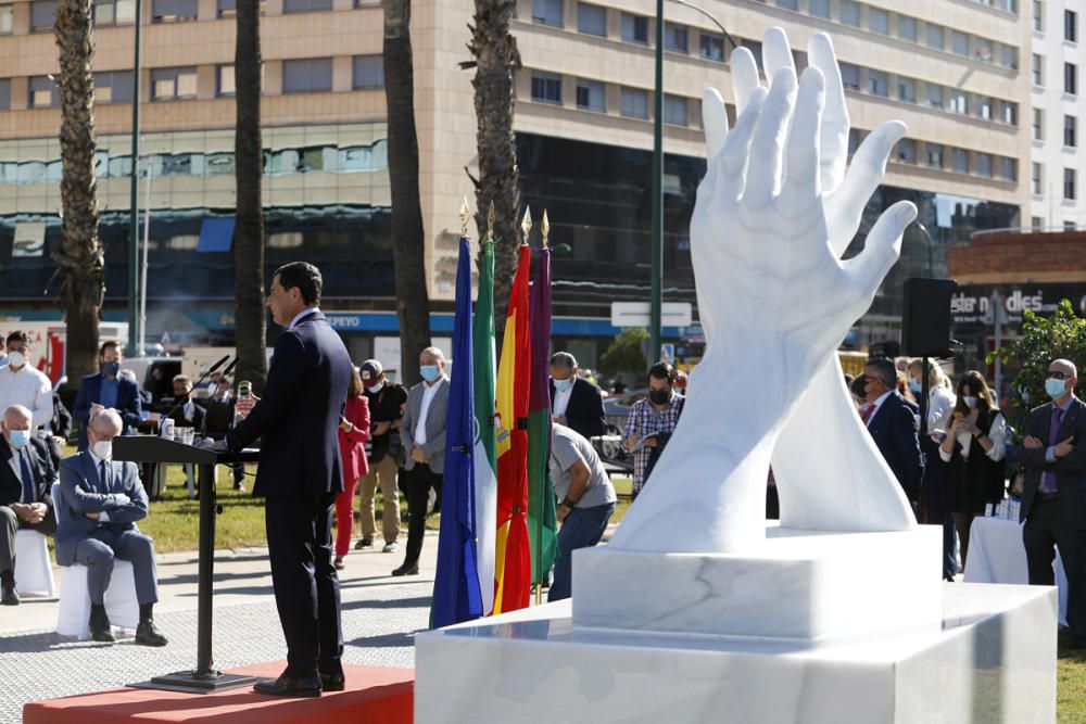 Inauguración de la escultura de homenaje a los sanitarios en Málaga