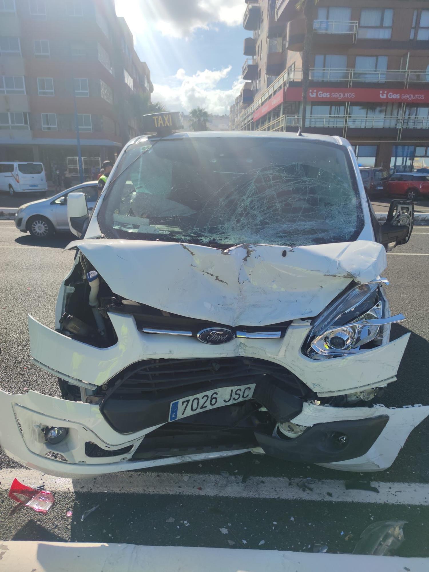 Así fue el accidente entre un coche de policía y un taxi en la Avenida Marítima