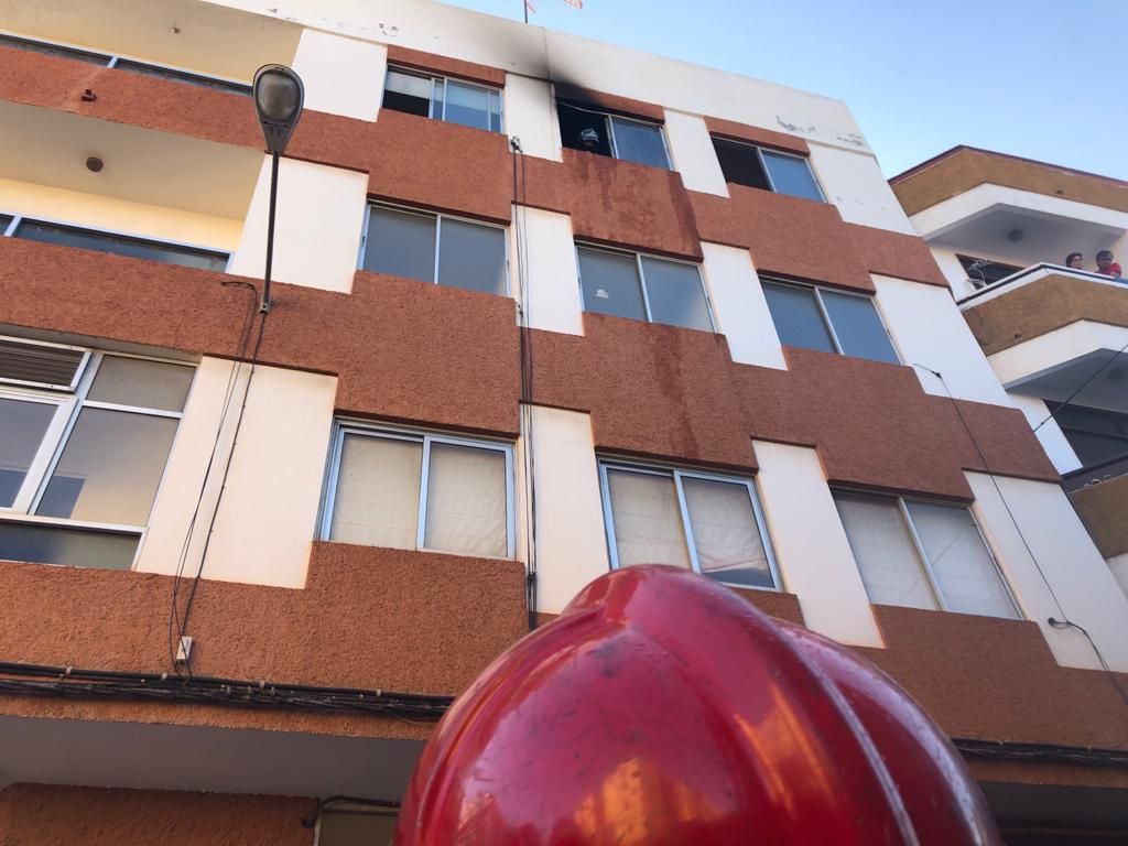 Incendio en una vivienda de la calle 22 de Mayo, en La Isleta (13/04/2021)
