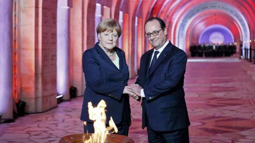 Hollande y Merkel piden más Europa cien años después de Verdún