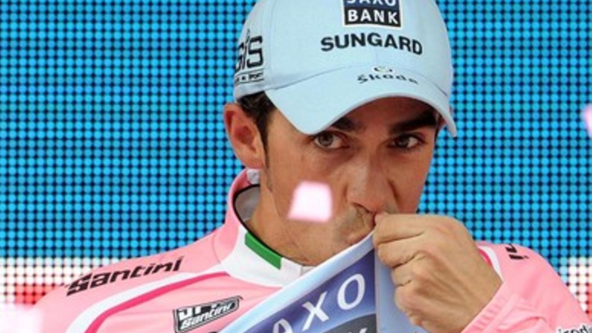 El ciclista español Alberto Contador, del Saxo Bank, luce en el podio el maillot rosa de líder de la general.