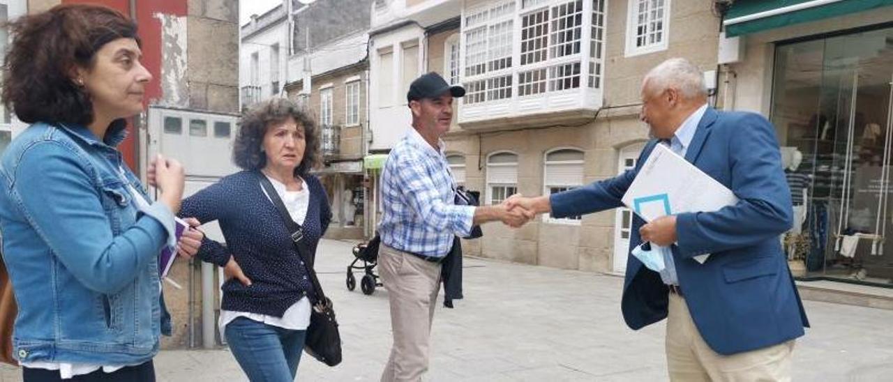 José Ramón Gómez y Félix Juncal se saludan ayer antes de la Mesa da Sanidade de Bueu. |   // S.ÁLVAREZ