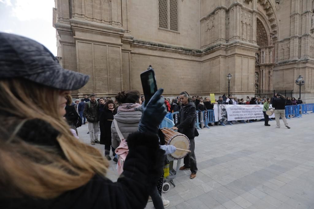 Más de 300 personas se concentran ante el Palacio de la Almudaina al grito de 'libertad' y 'Armengol dimisión'