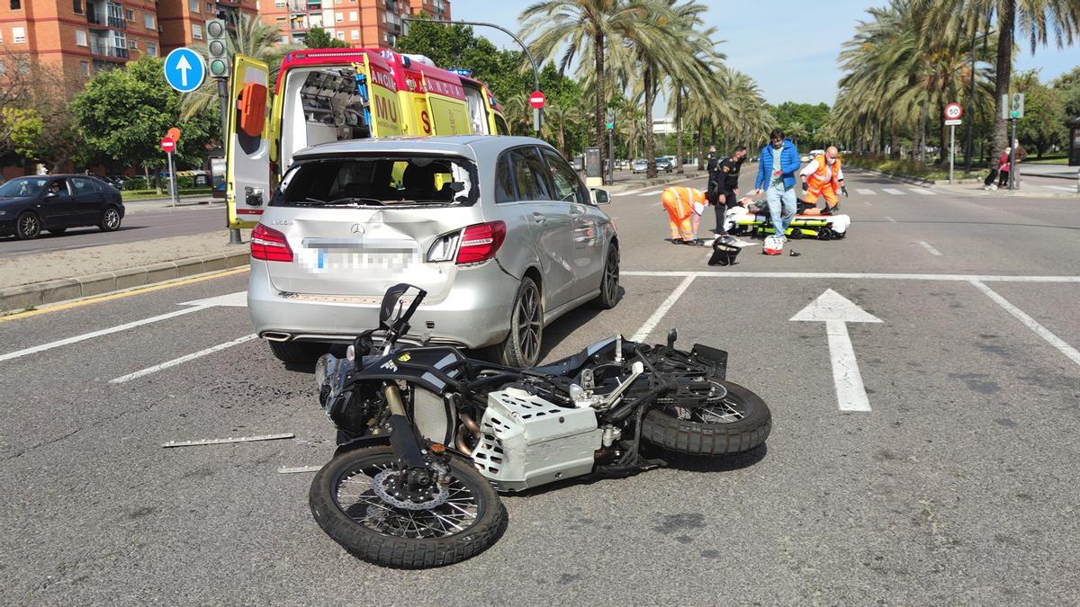 Una herida tras chocar un coche y una moto en València