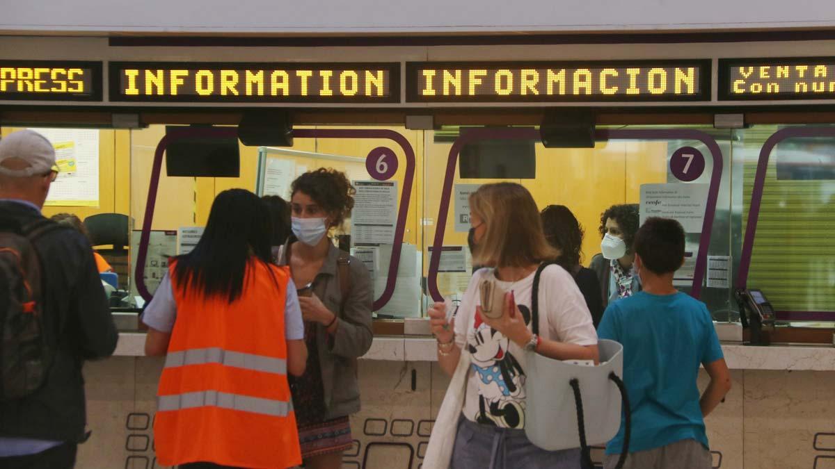 Usuarios de Renfe frente a las ventanillas de información de la compañía en la estación de Sants.