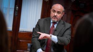 Imagen tomada durante la entrevista a Alejandro Fernández, líder del PP catalán, en el Parlament de Catalunya.