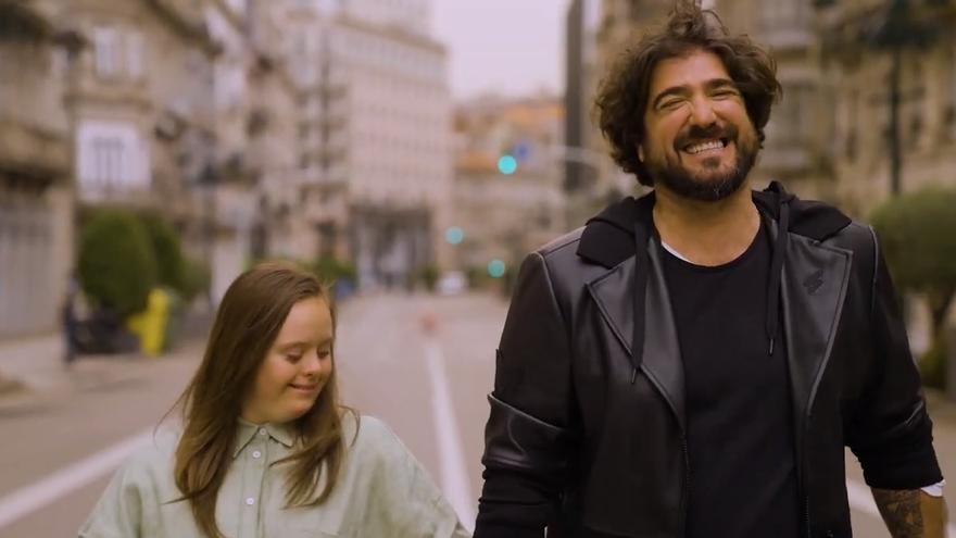 Antonio Orozco presenta en Vigo el videoclip &#039;Piel con piel&#039; con la ONG Igual Arte