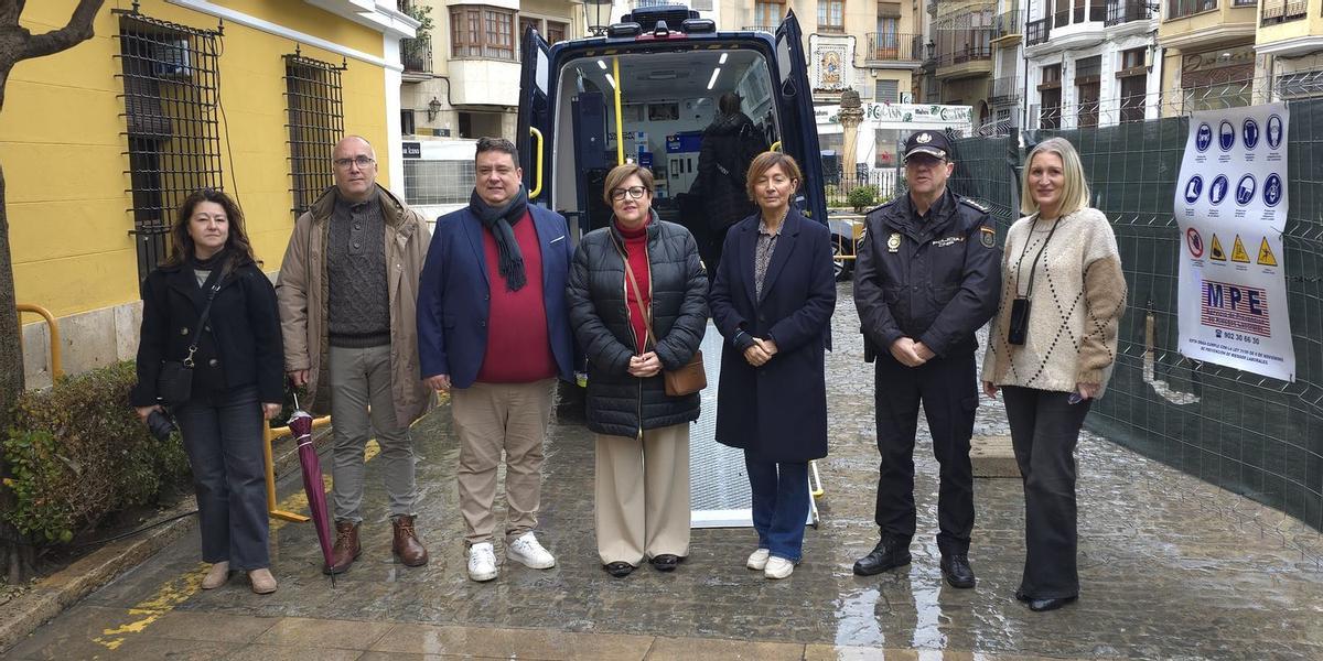 La subdelegada del Gobierno en Castellón, Antonia García Valls, junto a la alcaldesa de Segorbe, Mª Carmen Climent, ha visitado la unidad móvil de documentación de la Policía Nacional, que se ha desplazado este miercoles a la capital del Alto Palancia.