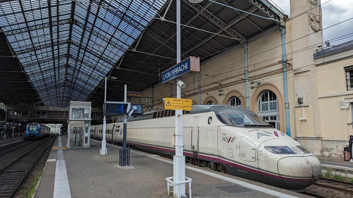 Un tren AVE de Renfe en la estación de Lyon (Francia).