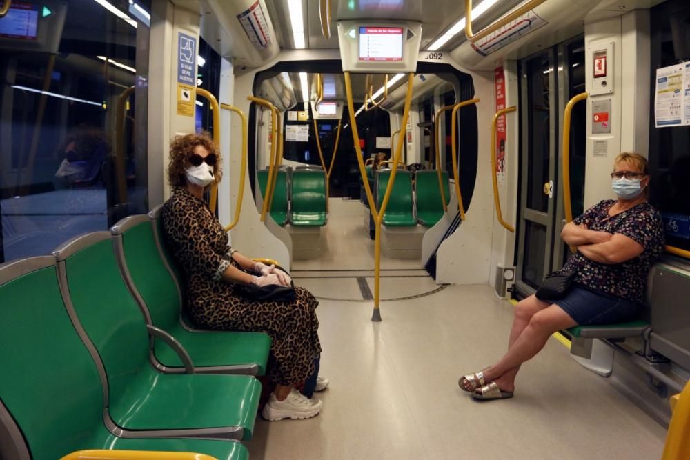 Medidas de seguridad y reparto de mascarillas en el metro de Málaga.