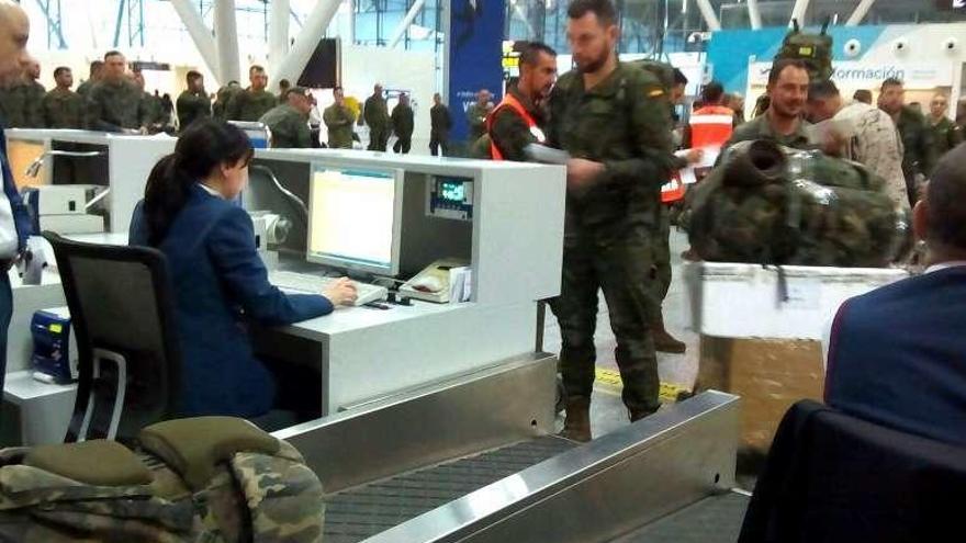 Militares de la Brilat, en el aeropuerto de Lavacolla. // FdV