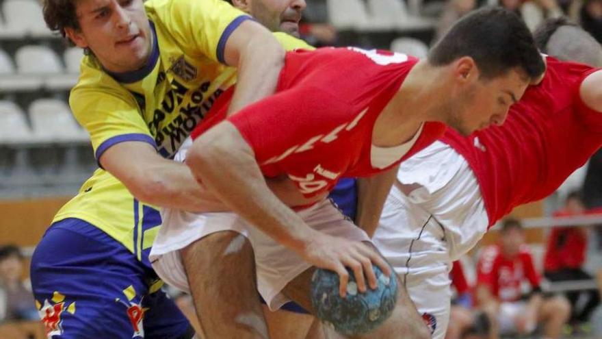 Gayoso, agarrado por un irundarra, en el partido de la primera vuelta. // Adrián Irago