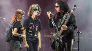 Concierto de Gene Simmons en el Guixols Arena. En la imagen seguidores del grupo KISS en el escenario con Gene Simmons. 