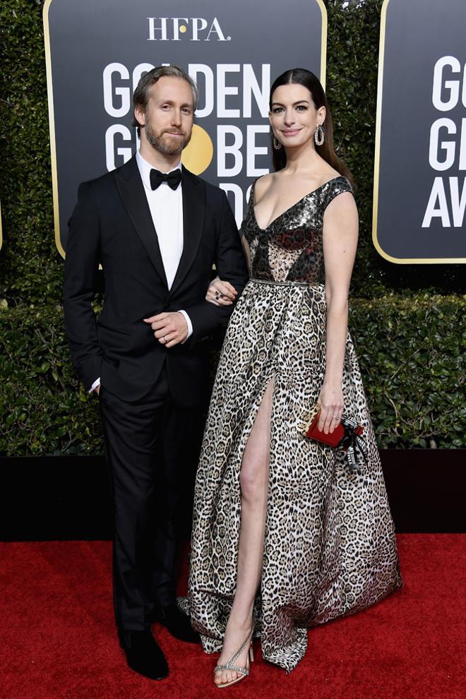 Globos de Oro 2019: Anne Hathaway, con 'look' de Elie Saab, y Adam Schulman