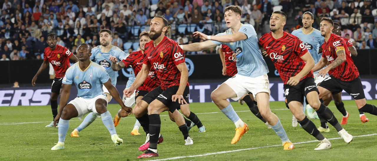 Larsen trata de alcanzar un balón durante el partido ante el Mallorca.